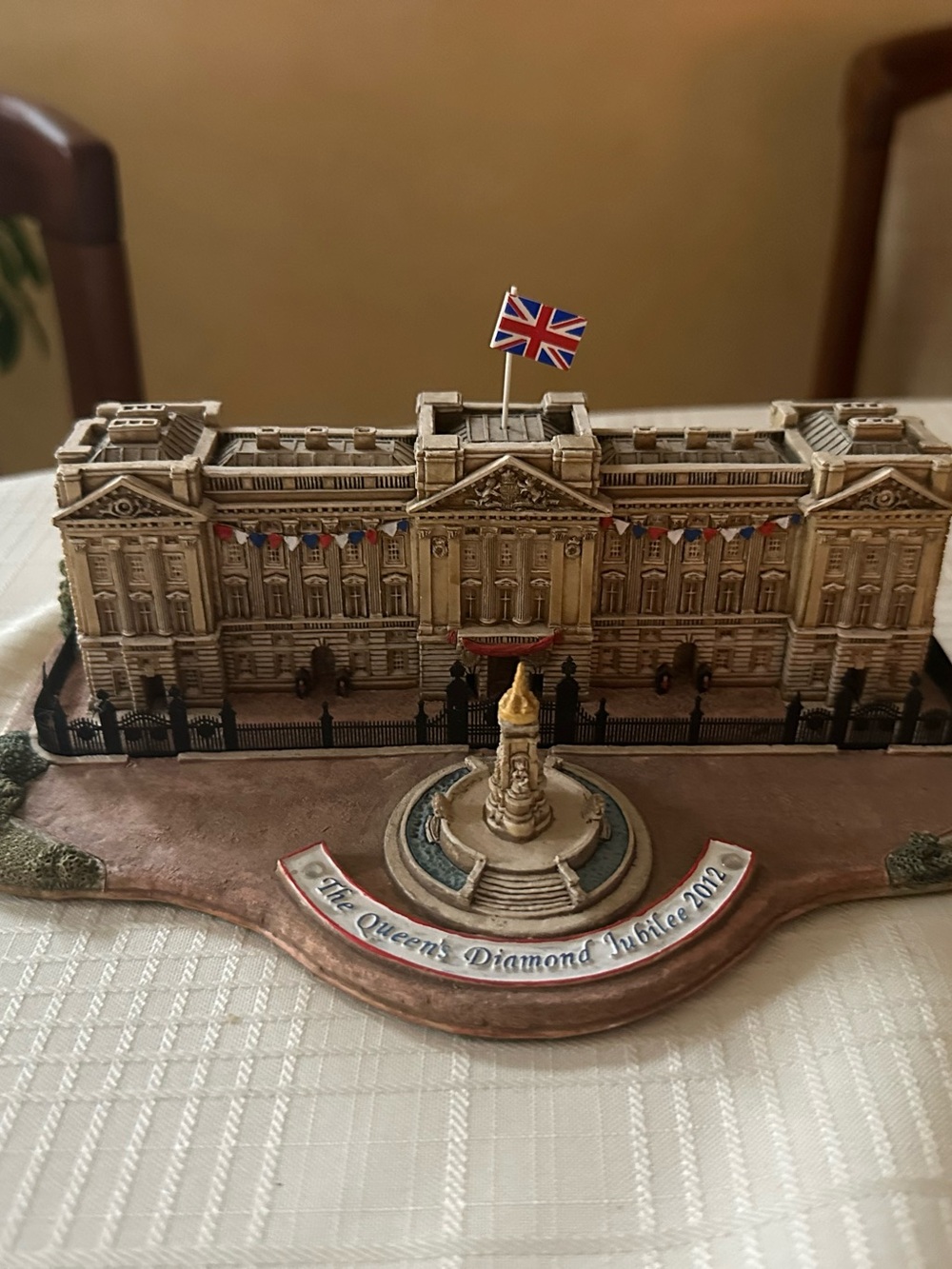 Gold and Cream Buckingham Palace Commemorative Sculpture - Unbranded - Picture 2 of 3
